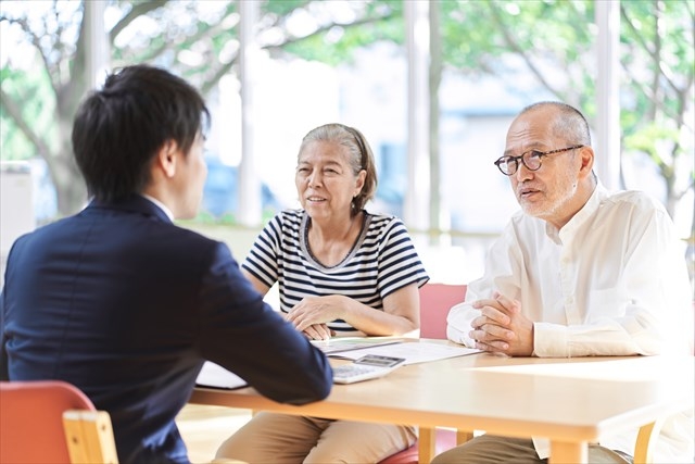 不動産について相談する様子